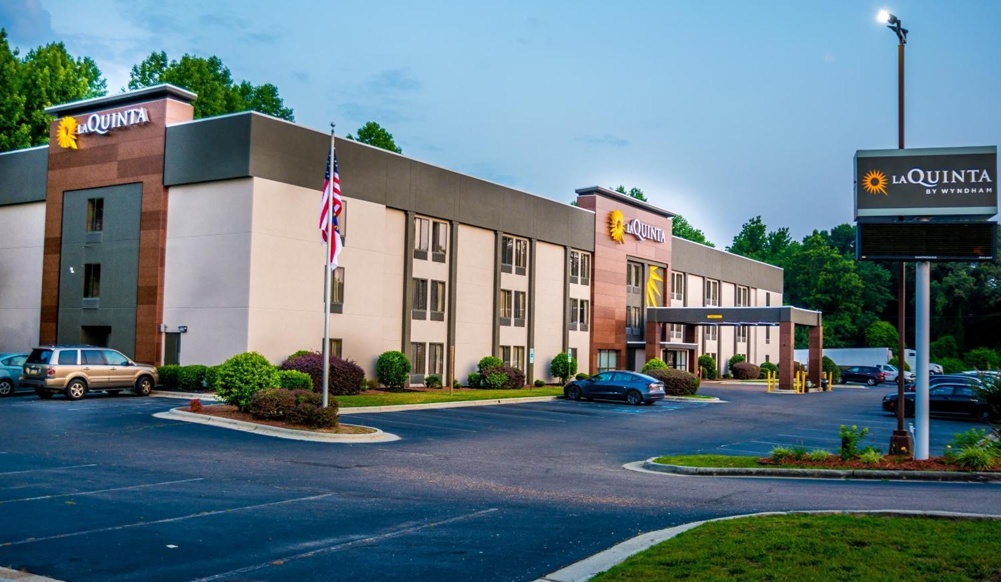 La Quinta Inn & Suites By Wyndham Fayetteville I-95 Exterior foto
